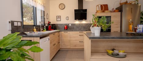 Køleskab, mikrobølgeovn, ovn, kogeplade