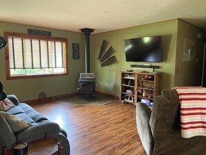 Smart TV, fireplace, video games, DVD player - Charming 4-bedroom house in Interlochen. Your home away from home. (Interlochen)