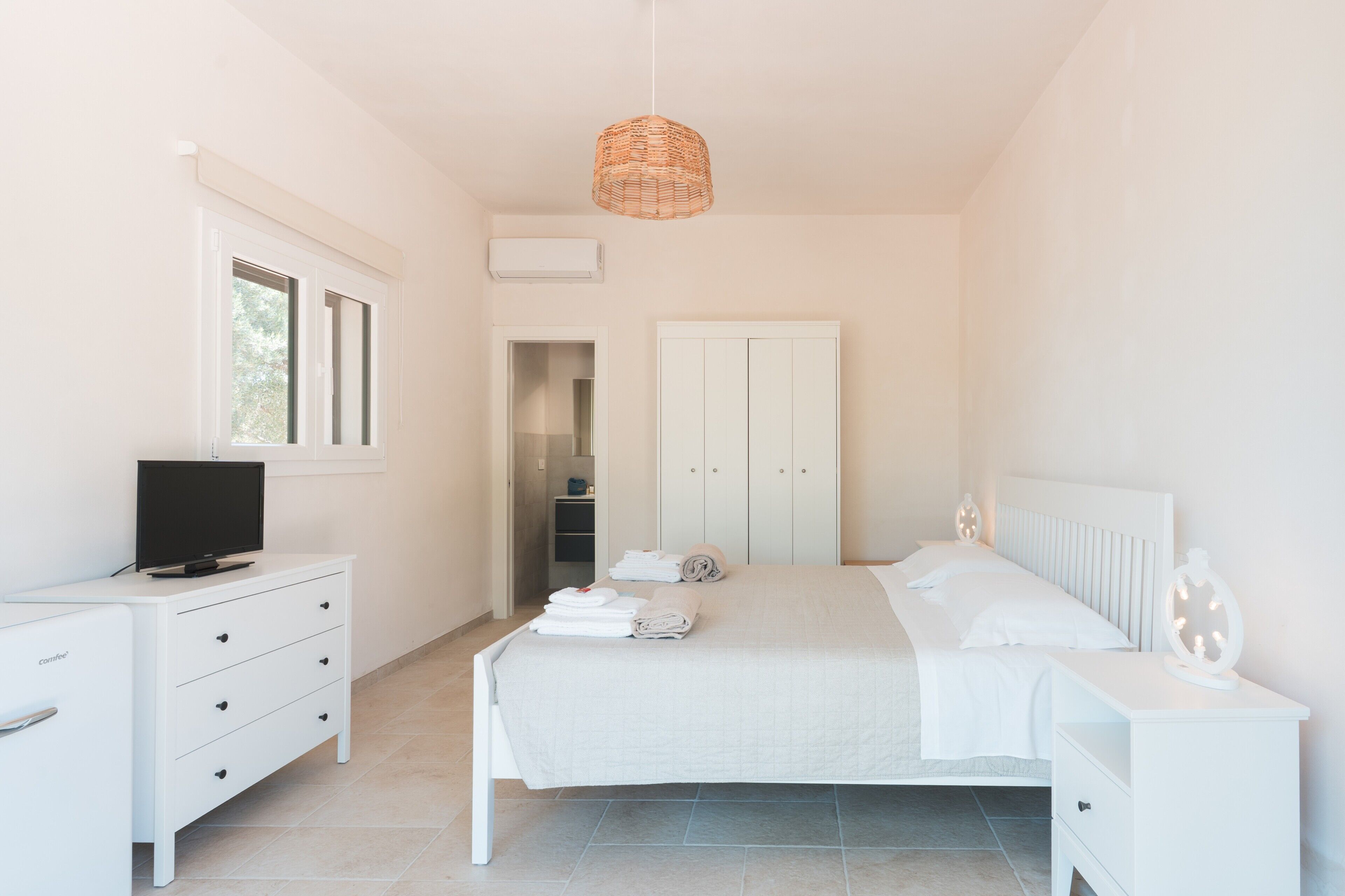5 bedrooms, iron/ironing board, free WiFi, bed sheets