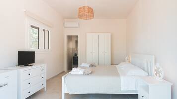 5 bedrooms, iron/ironing board, free WiFi, bed sheets