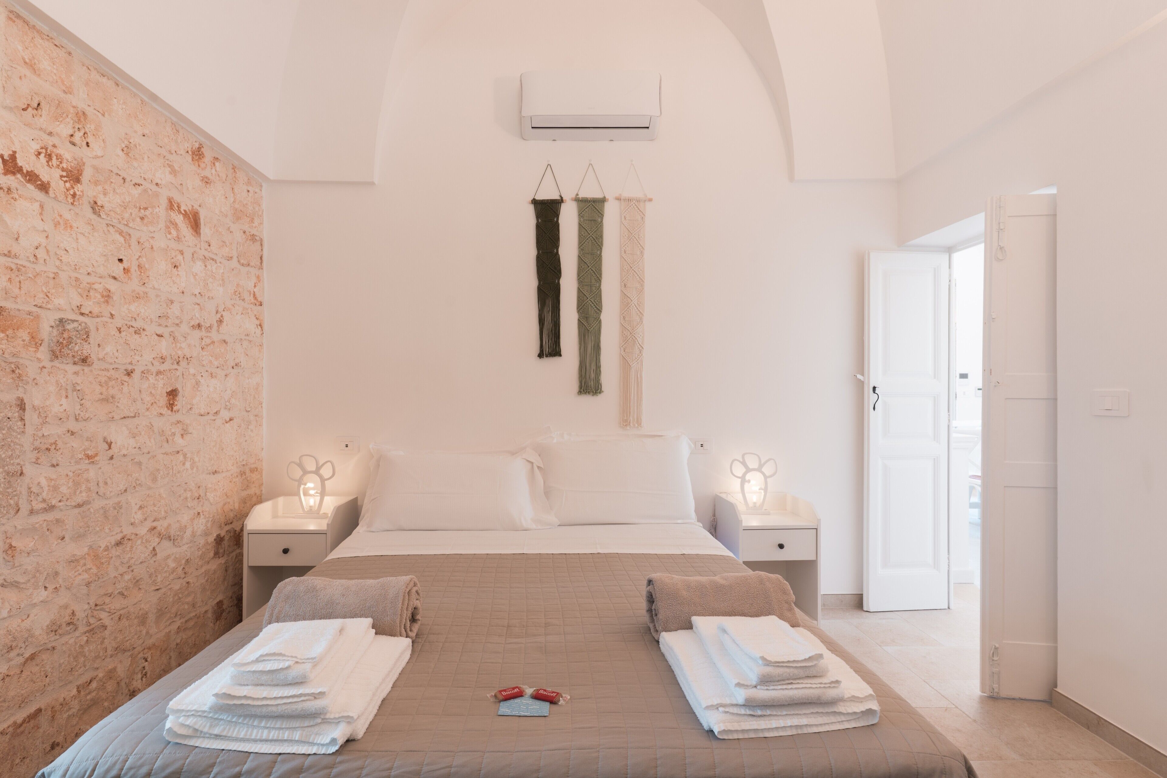 5 habitaciones, tabla de planchar con plancha y wifi gratis 