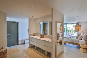 5 habitaciones, tabla de planchar con plancha, wifi y ropa de cama 