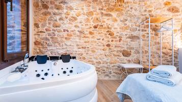 Regadera, secadora de cabello, toallas