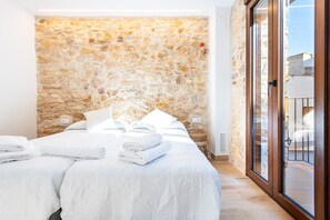 2 bedrooms, iron/ironing board, bed sheets
