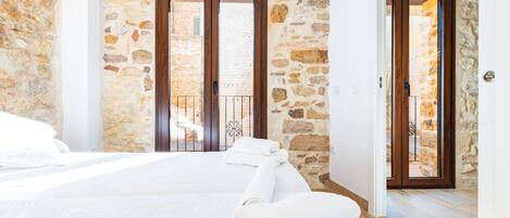 2 habitaciones, tabla de planchar con plancha y ropa de cama