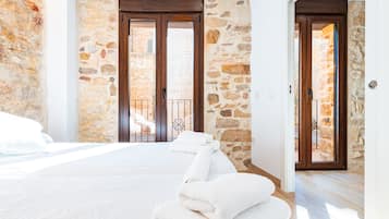 2 bedrooms, iron/ironing board, bed sheets