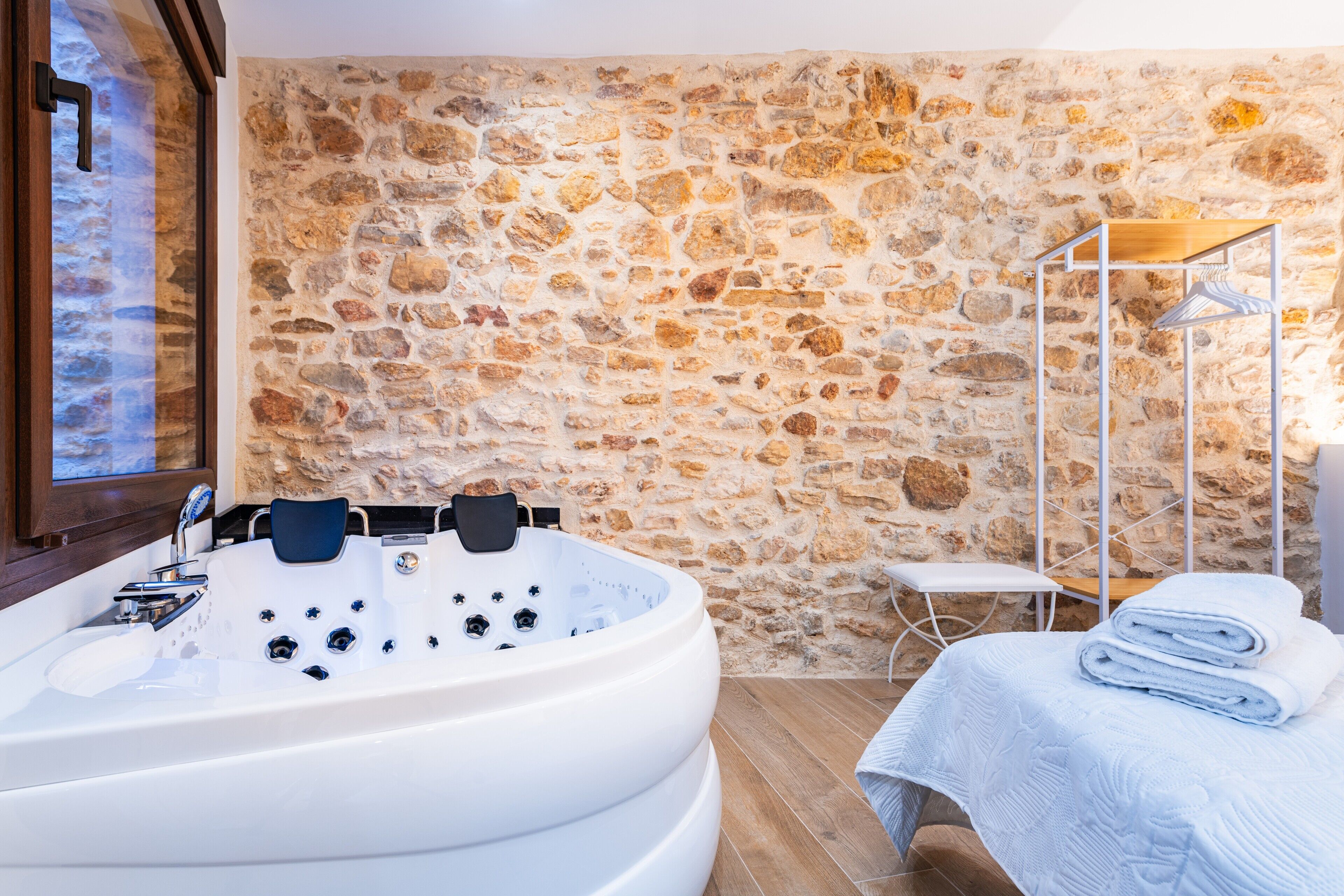 Douche, sèche-cheveux, serviettes fournies