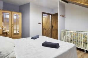 5 bedrooms, free WiFi, bed sheets