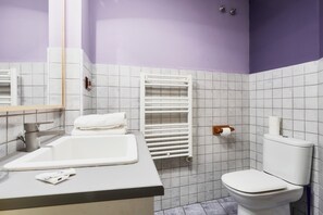 Regadera, secadora de cabello, toallas 