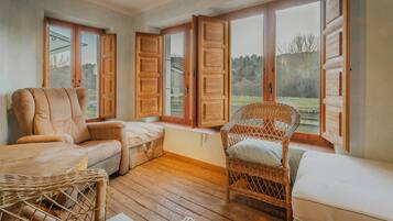 Een open haard en een dvd-speler