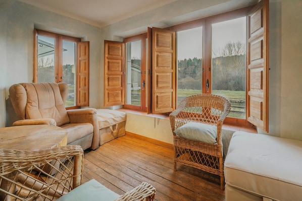 Fireplace, DVD player