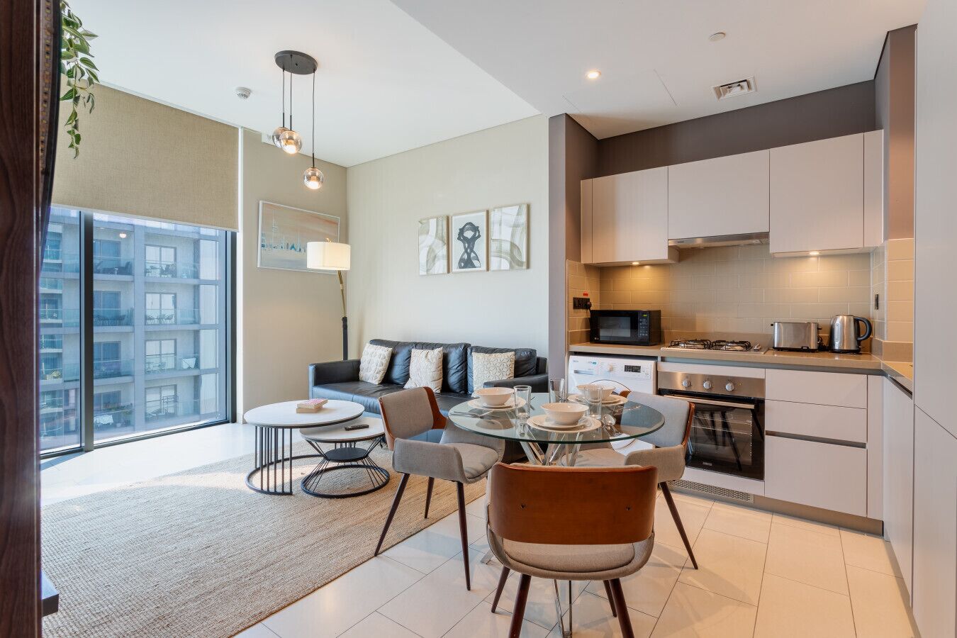 Jääkaappi, mikroaaltouuni, uuni, liesi