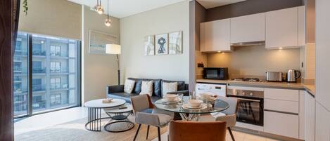 Jääkaappi, mikroaaltouuni, uuni, liesi