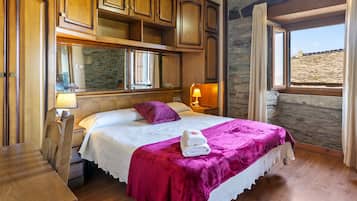 7 bedrooms, iron/ironing board, free WiFi, bed sheets