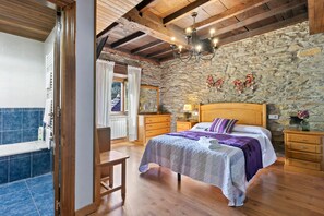 7 bedrooms, iron/ironing board, free WiFi, bed sheets