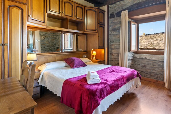 7 bedrooms, iron/ironing board, free WiFi, bed sheets