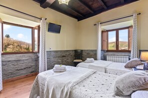 7 bedrooms, iron/ironing board, free WiFi, bed sheets - Country House 'La Posada Del Chano' with Mountain View, Private Pool and Wi-Fi (Asturias)