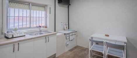 Réfrigérateur, four à micro-ondes, un four, surface de cuisson