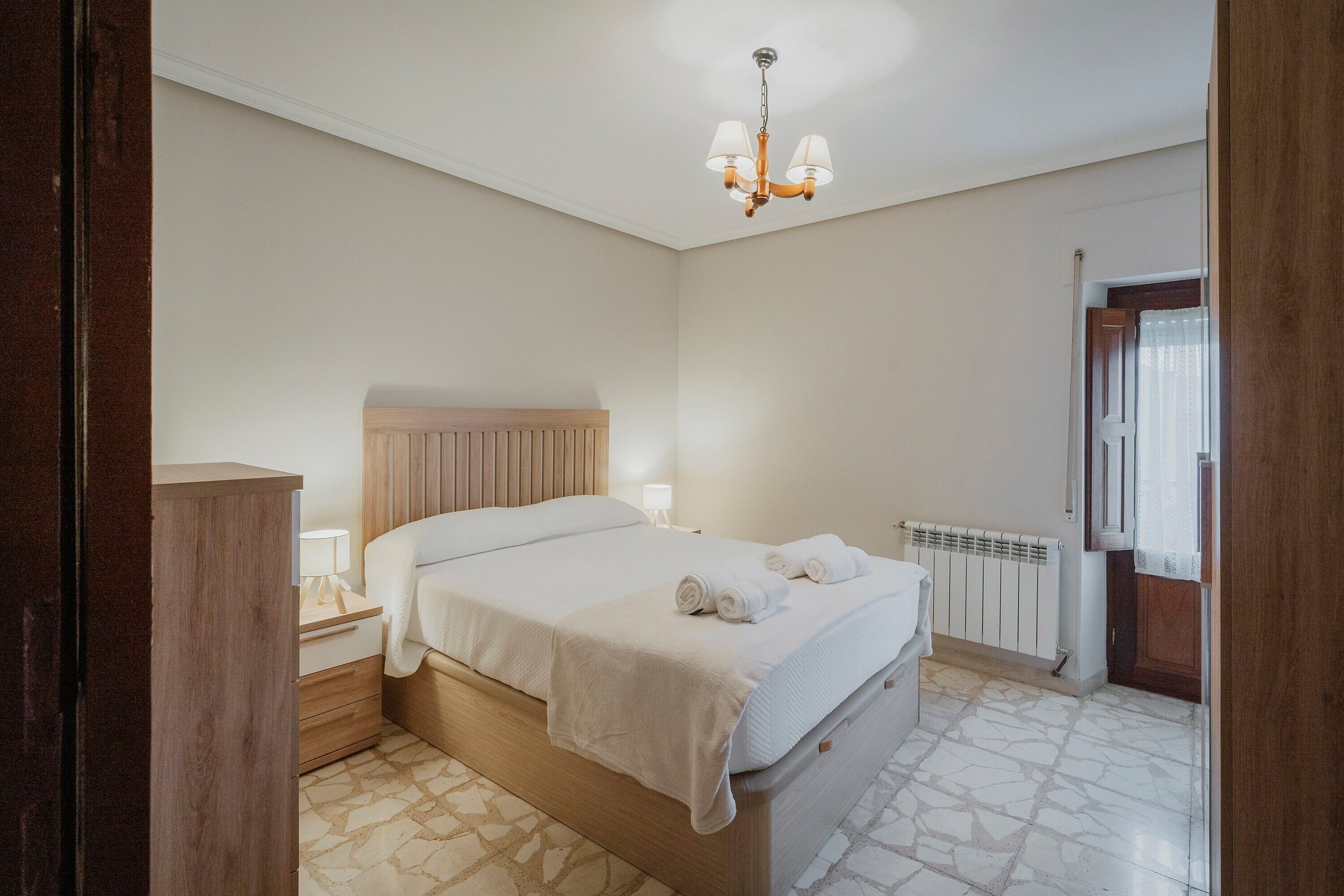 5 bedrooms, iron/ironing board, free WiFi, bed sheets