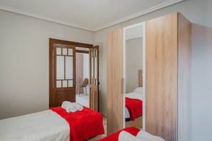 5 bedrooms, iron/ironing board, free WiFi, bed sheets - Holiday Home 'Casa Tilde' with Private Terrace, Balcony and Wi-Fi (Matapozuelos)