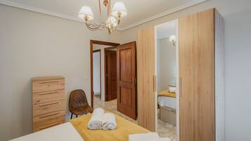 5 bedrooms, iron/ironing board, free WiFi, bed sheets