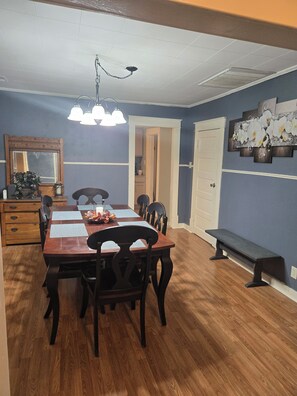 Dining - Charming Cozy Cottage: 2-bedroom house with WiFi, AC in delightful Atlanta (Atlanta)