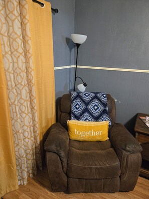 Interior - Charming Cozy Cottage: 2-bedroom house with WiFi, AC in delightful Atlanta (Atlanta)