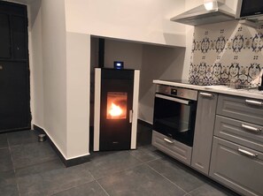 Frigorífico, microondas, horno y placa de cocina