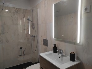 Ducha, secador de pelo, toallas