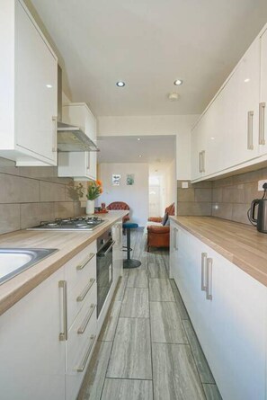 Fridge, microwave, oven, stovetop - Charming Stoke-on-trent House Getaway (Stoke-on-Trent)