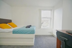 3 bedrooms, free WiFi, bed sheets - Charming Stoke-on-trent House Getaway (Stoke-on-Trent)