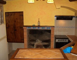Fridge, microwave, oven, stovetop - Country House 'Casa Gimeno' with Mountain View, Wi-Fi and Air Conditioning (Bocairent)