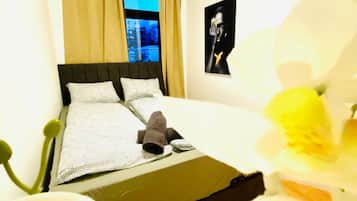 3 bedrooms, desk, bed sheets