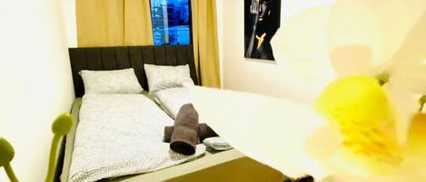 3 bedrooms, desk, iron/ironing board, bed sheets