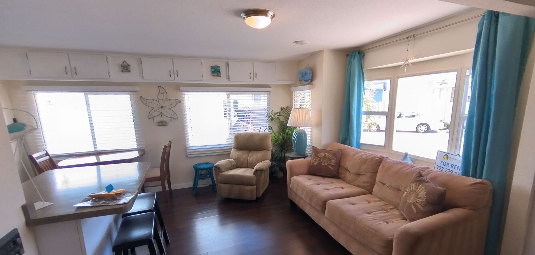 Smart-tv, tv-spel, ett bordtennisbord och böcker