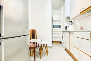 冷蔵庫、電子レンジ、オーブン、コンロ