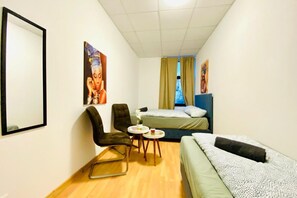 1 chambre, bureau, draps fournis