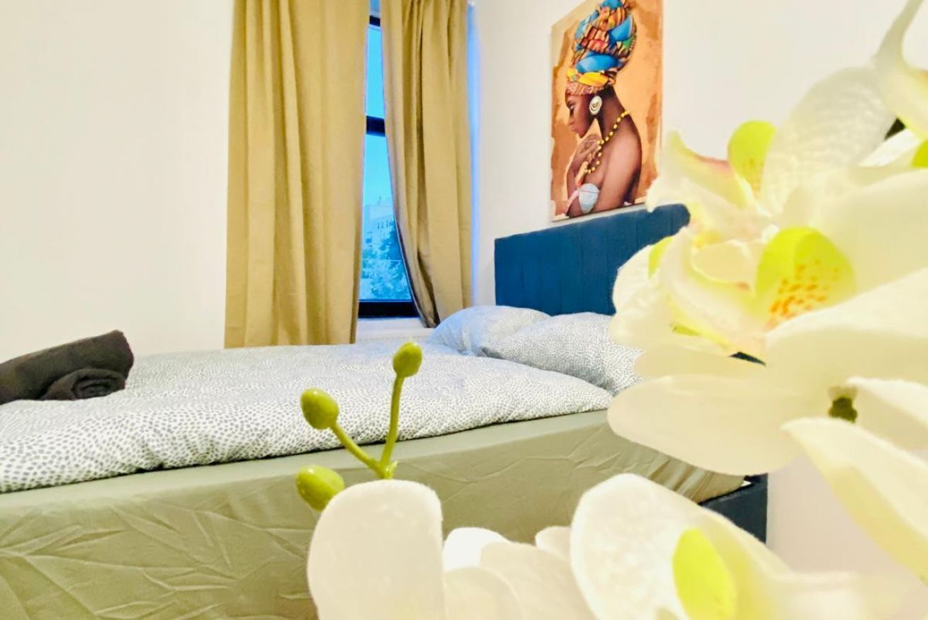 1 soverom, skrivebord og sengetøy