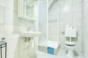 Doccia, asciugacapelli, asciugamani, sapone