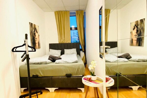 1 bedroom, bed sheets