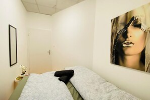 1 bedroom, bed sheets