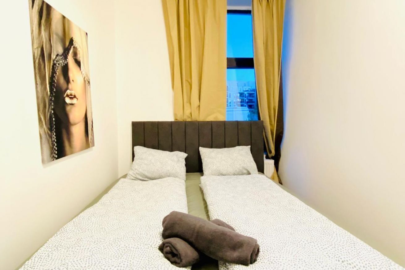 1 chambre, bureau, fer et planche à repasser, draps fournis