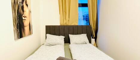 1 makuuhuone, työpöytä, vuodevaatteet