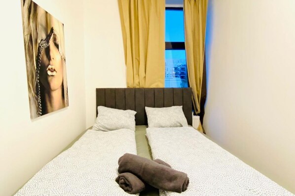 1 bedroom, desk, bed sheets - This cozy room in a shared apartment is designed for comfort and practicality, m (Wien)