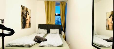 1 bedroom, bed sheets