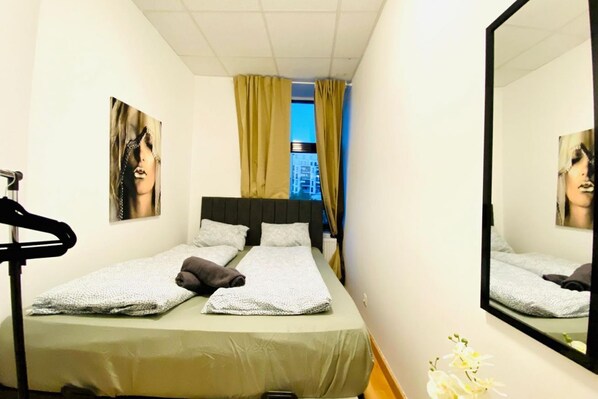 1 bedroom, bed sheets