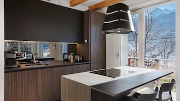 Frigorifero, forno, piano cottura, lavastoviglie