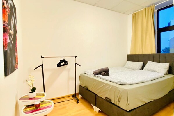 1 bedroom, bed sheets