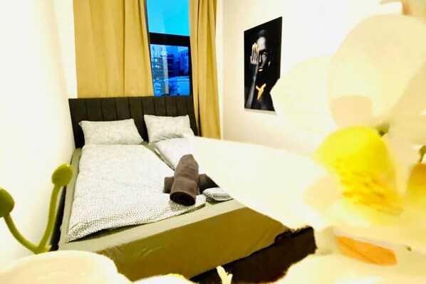 1 chambre, bureau, draps fournis