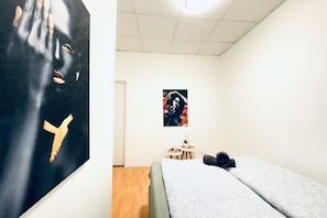 1 bedroom, desk, bed sheets - Relaxing Private Room in a Shared Apartment (Vienna)